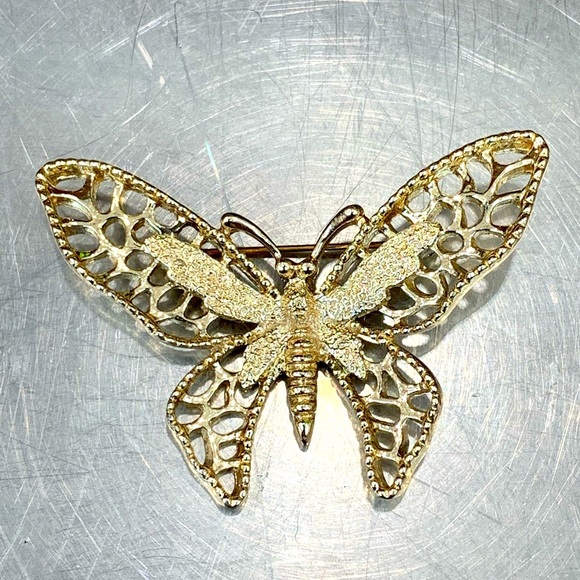 Vintage Signed SARAH COV Goldtone BUTTERFLY Shape Pin Brooch - Costume Jewelry - Picture 1 of 4